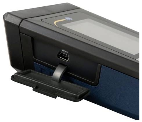 Nahaufnahme eines schwarzen tragbaren Geräts mit Touchscreen und einem USB-Ladeanschluss an der Seite.