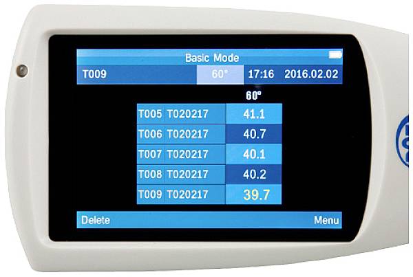Ein digitales Display zeigt Daten im 'Basic Mode' mit Titeln und Werten. Die aktuelle Höchsttemperatur beträgt 41,1 Grad.