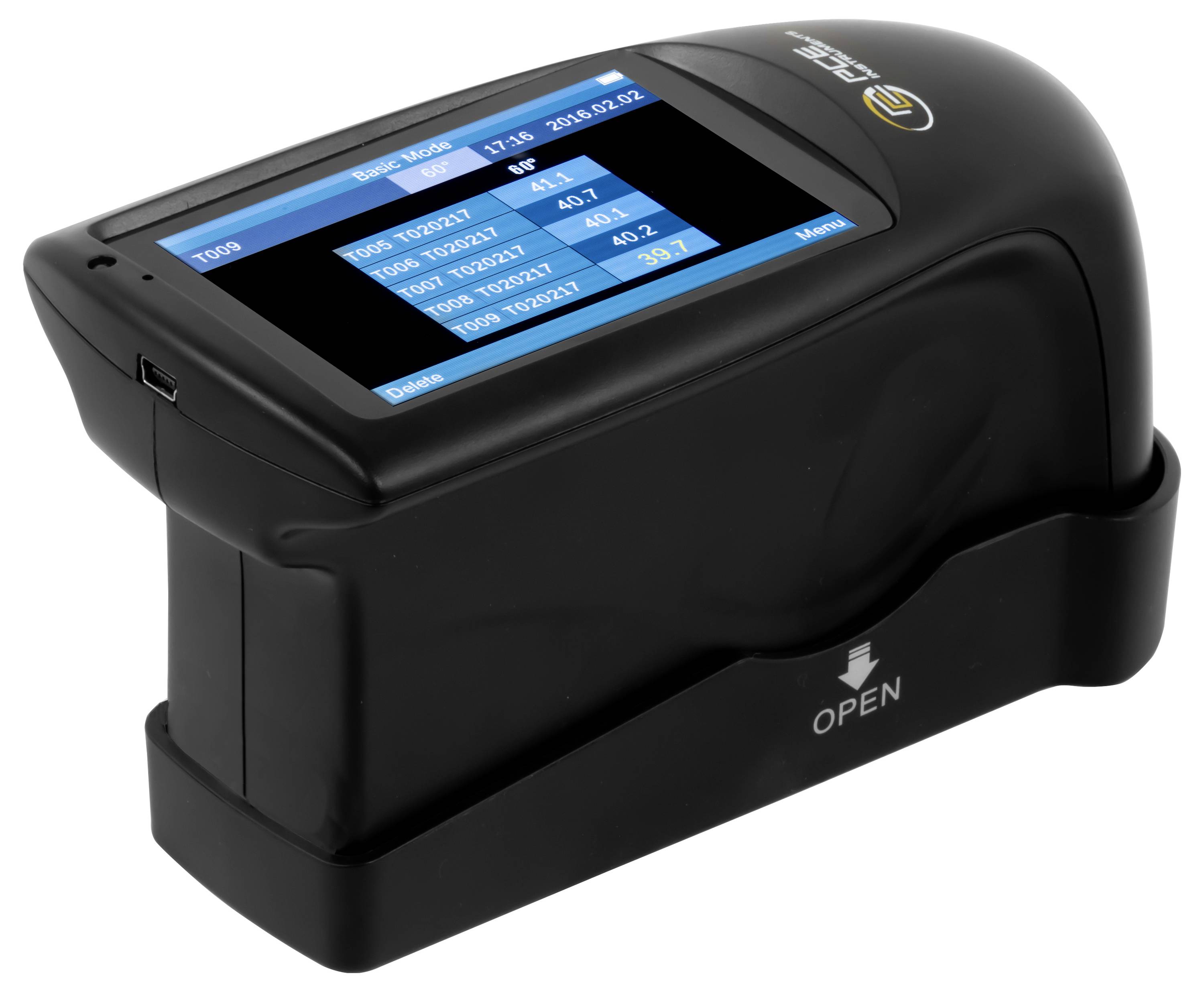 Schwarzer Tischkartendrucker mit kleinem Touchscreen-Display, das Menüoptionen und Kartendaten anzeigt, in einer offenen Basis angedockt.