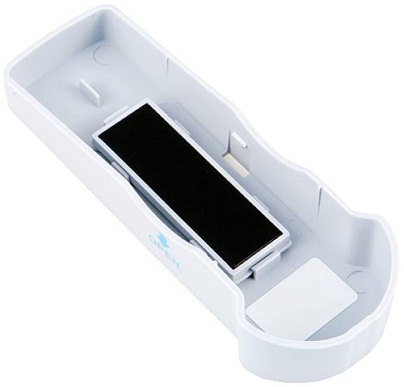 Offener weißer Patronenhalter mit schwarzem Bereich in der Mitte und markierter Öffnung zum Einfügen von Komponenten.