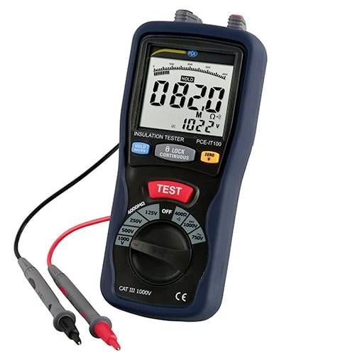 Tragbares Isolationsprüfgerät mit Prüfspitzen, das auf seinem digitalen Display einen Messwert von 0820 MΩ anzeigt.