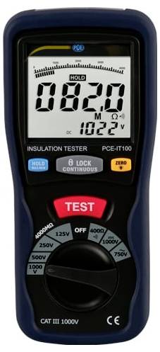 Tragbares Isolationsprüfgerät zeigt "HOLD" und einen Messwert von 08.20 MΩ mit 102,2 V an, mit sichtbaren Test- und Drehreglern.