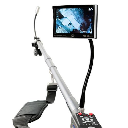 Ein Inspektionswerkzeug mit Monitor und flexiblem Arm zeigt ein Nahaufnahmebild. Das Gerät wird zur Untersuchung schwer zugänglicher Bereiche verwendet.