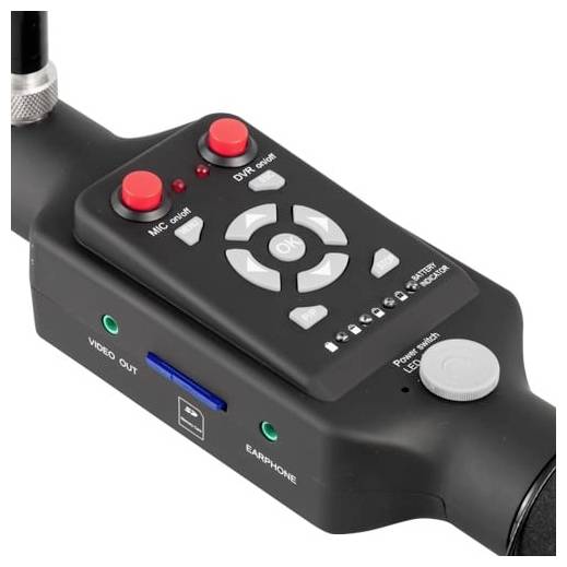 Nahaufnahme einer tragbaren Steuereinheit mit zwei roten Drehknöpfen, einem Richtungspad, Tasten und Anzeigeleuchten für Mikrofon, DVR, Videoausgang, Kopfhörer und Batterie.