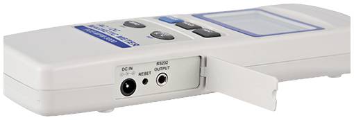 Ein digitales Messgerät mit LCD-Anzeige und mehreren Knöpfen. Es zeigt Anschlussmöglichkeiten für DC IN und RS232 OUTPUT.
