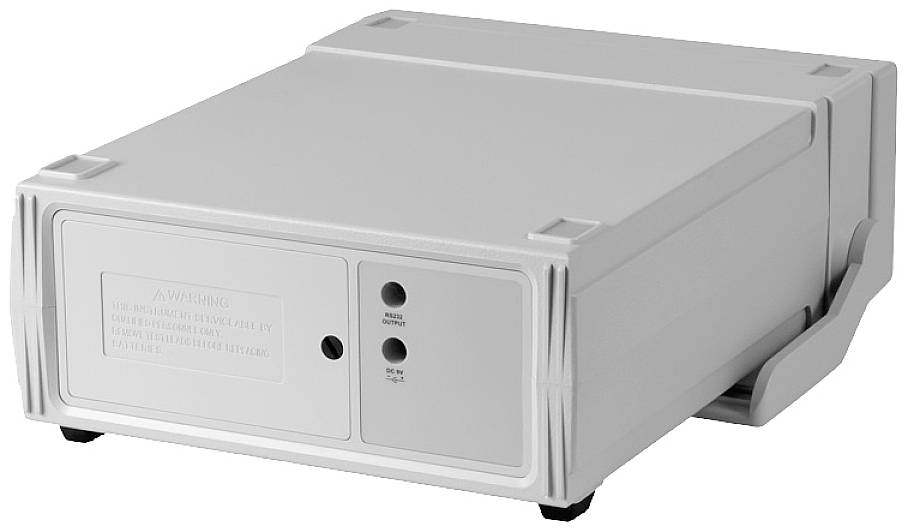 Ein rechteckiges, weißes elektronisches Gerät mit einem Knopf und zwei Anschlüssen auf der Vorderseite. Es scheint für Tischgebrauch ausgelegt zu sein.