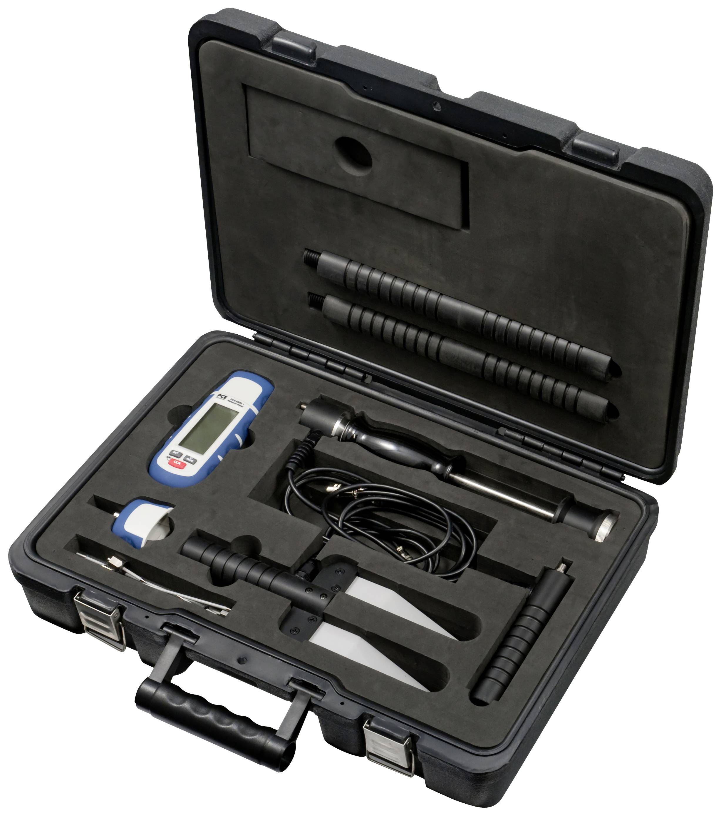 Ein offener schwarzer Koffer mit Schaumstoffeinlagen enthält mehrere technische Geräte und Kabel, darunter ein blau-weißes Handmessgerät.
