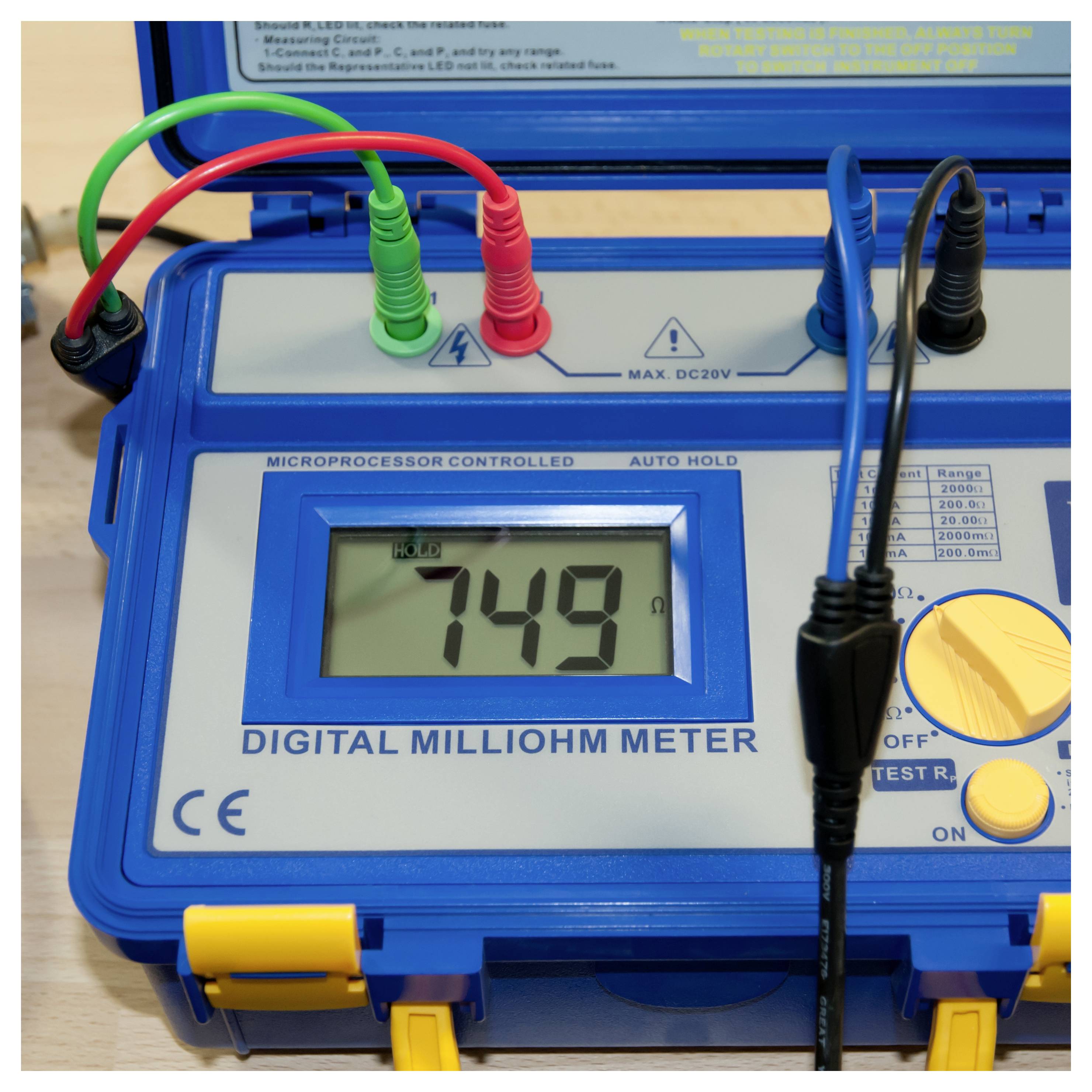 Digitales Milliohm-Meter zeigt 749 mΩ an, mit angeschlossenen Messleitungen und eingeschalteter Stromversorgung.