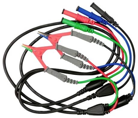 Sortierte Multimeter-Messleitungen mit farbcodierten Krokodilklemmen und Sondenverbindern, aufgewickelt auf weißem Hintergrund.