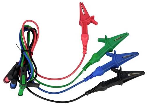 Satz von vier isolierten Prüfleitungen mit Krokodilklemmen in Rot, Grün, Blau und Schwarz, verbunden durch passende Drähte auf weißem Hintergrund.