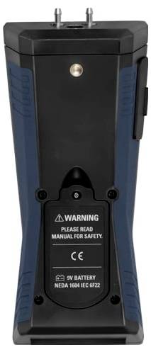 Rückansicht eines schwarzen tragbaren elektronischen Geräts mit blauen seitlichen Griffen, das ein Batteriefach mit der Aufschrift „WARNUNG BITTE BEDIENUNGSANLEITUNG FÜR SICHERHEIT LESEN" und „9V-BATTERIE NEDA 1604 IEC 6F22" zeigt.