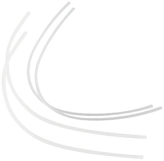 Vier transparente Schläuche in S-Form liegen nebeneinander auf weißem Hintergrund.