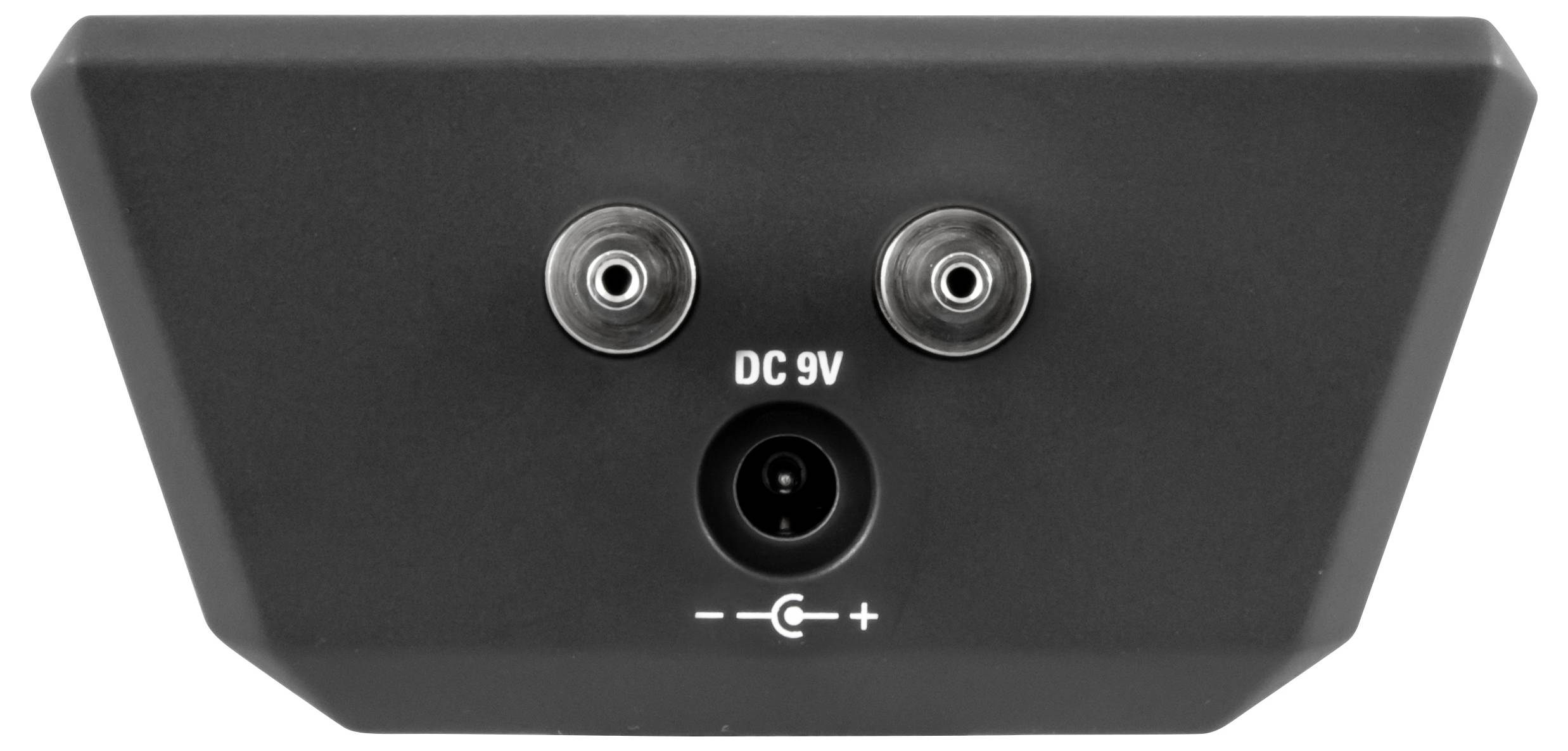 Rückseite eines Geräts mit zwei runden Eingangsbuchsen und einem DC 9V-Stromstecker mit der Bezeichnung "DC 9V" und Polaritätssymbol darunter.