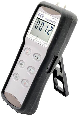 Digitales Manometer mit schwarzem Gehäuse, zeigt einen Druckwert von 0,012 auf dem Display. Enthält Tasten für Einstellungen und Messungen.
