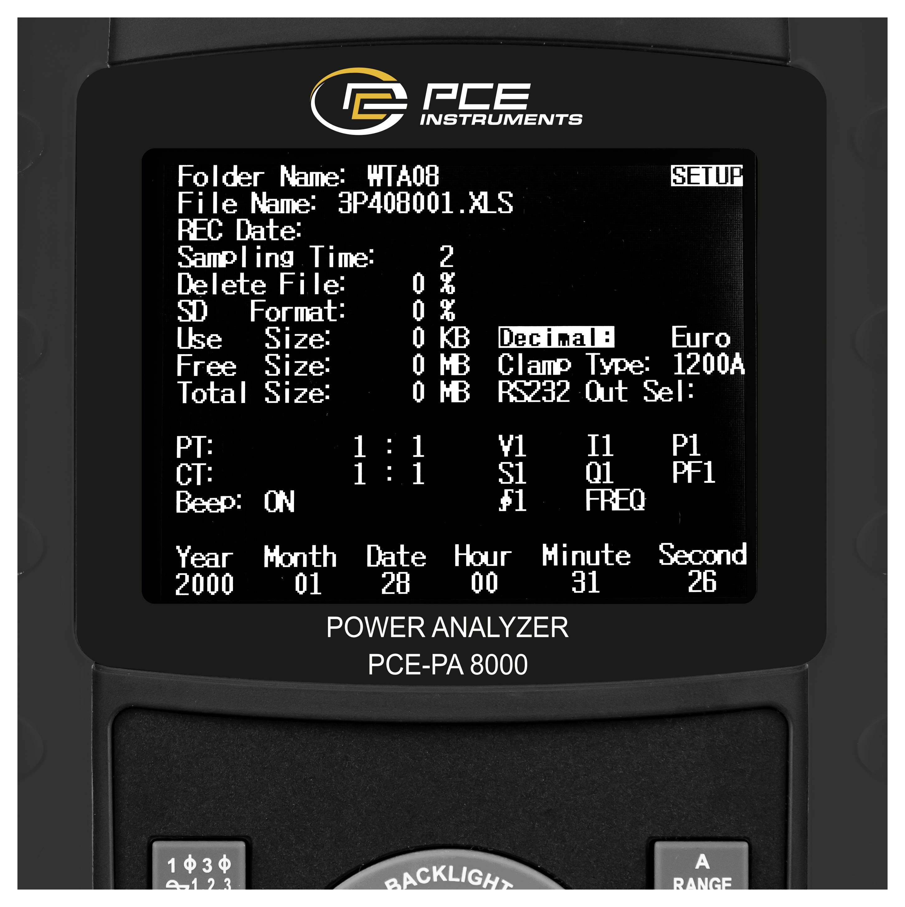 LCD-Einstellungsbildschirm eines Leistungsanalysators von PCE Instruments mit Ordner „WTA08“, Datei „3P408001.XLS“ sowie Einstellungsoptionen wie Zangentyp, Baudrate und Datum/Uhrzeit.