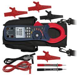 Ein digitales Strommessgerät mit Klemme, Messspitzen, Kabeln und Krokodilklemmen. Es ist auf einer Tasche ausgelegt.