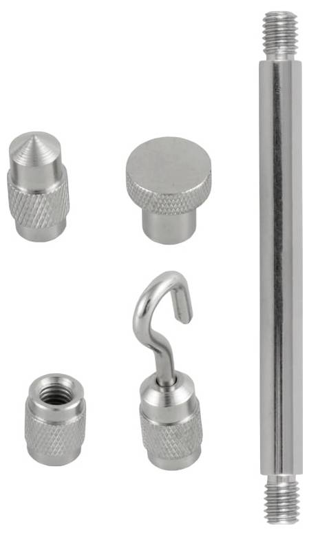 Verschiedene Metall-Beschlagteile: zwei gerillte Kappen, ein runder Knopf, ein Haken, ein Gewindestehbolzen und eine lange Gewindestange auf weißem Hintergrund.