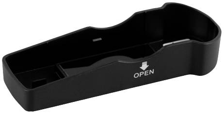 Schwarzes Batteriefach mit 'Open'-Pfeil, welches eine Batterie aufnehmen kann.