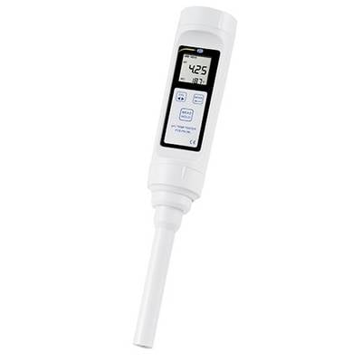 Tragbarer digitaler Flüssigkeitstester in Weiß mit LCD-Display und langer Sonde auf neutralem Hintergrund.