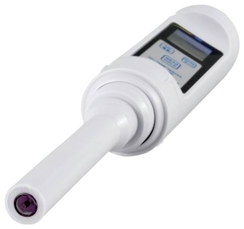 Weißes tragbares elektronisches Gerät mit einer langen Sonde und kleinem Anzeigebildschirm, gezeigt vor einem einfachen Hintergrund.