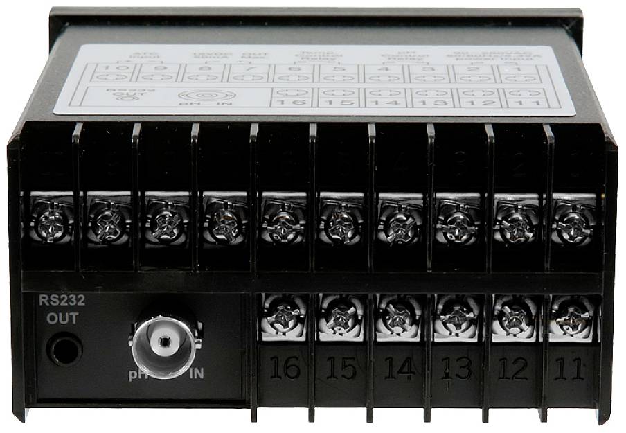 Ein schwarzes elektrisches Anschlussmodul mit mehreren nummerierten Schraubklemmen und einer RS232-Schnittstelle auf der linken Seite.