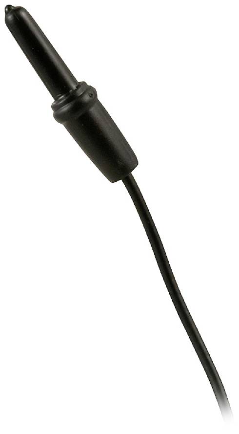 Ein schwarzer Kabelstecker mit glatter Oberfläche, leicht nach rechts geneigt, vor weißem Hintergrund.