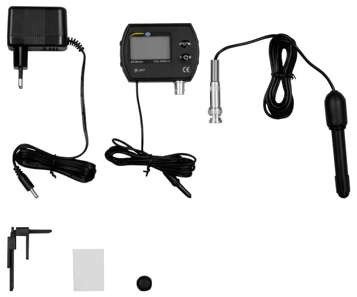 Schwarzes elektronisches Messinstrument-Set mit Adapter, Sensor-Messfühler, Kabeln, Befestigungshalterung und Zubehör auf weißem Hintergrund.