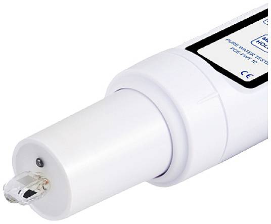 Ein weißes digitales Wasserprüfgerät mit einer transparenten Elektrode an einem Ende. Es misst die Reinheit von Wasser.