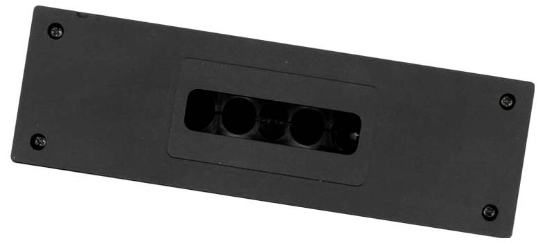 Schwarze rechteckige Wandplatte mit ausgespartem zentralem Ausschnitt für mehrere Kabel oder Stecker, auf weißem Hintergrund dargestellt