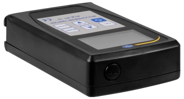 Schwarzes tragbares elektronisches Gerät mit Touchscreen und Tasten oben, dargestellt in einer Dreiviertelsicht auf weißem Hintergrund.
