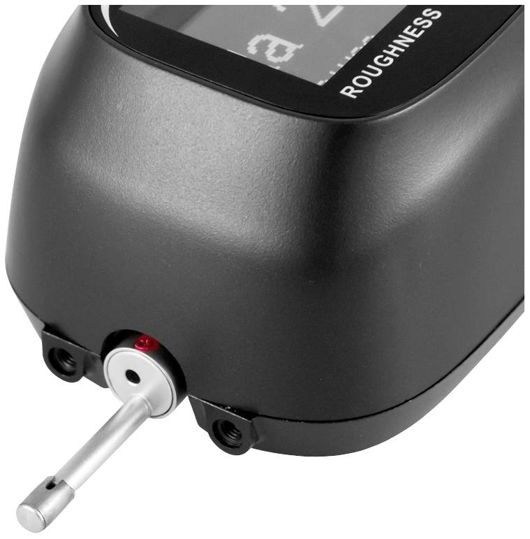 Ein tragbares Gerät zur Oberflächenrauheitsmessung in Nahaufnahme, mit einer Metallsonde und digitalem Display, zeigt Messergebnisse an.