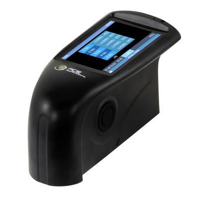 Schwarzes tragbares optisches Gerät mit geneigtem Touchscreen, auf dem Messdaten angezeigt werden, wahrscheinlich ein Spektrophotometer oder Farblesegerät.