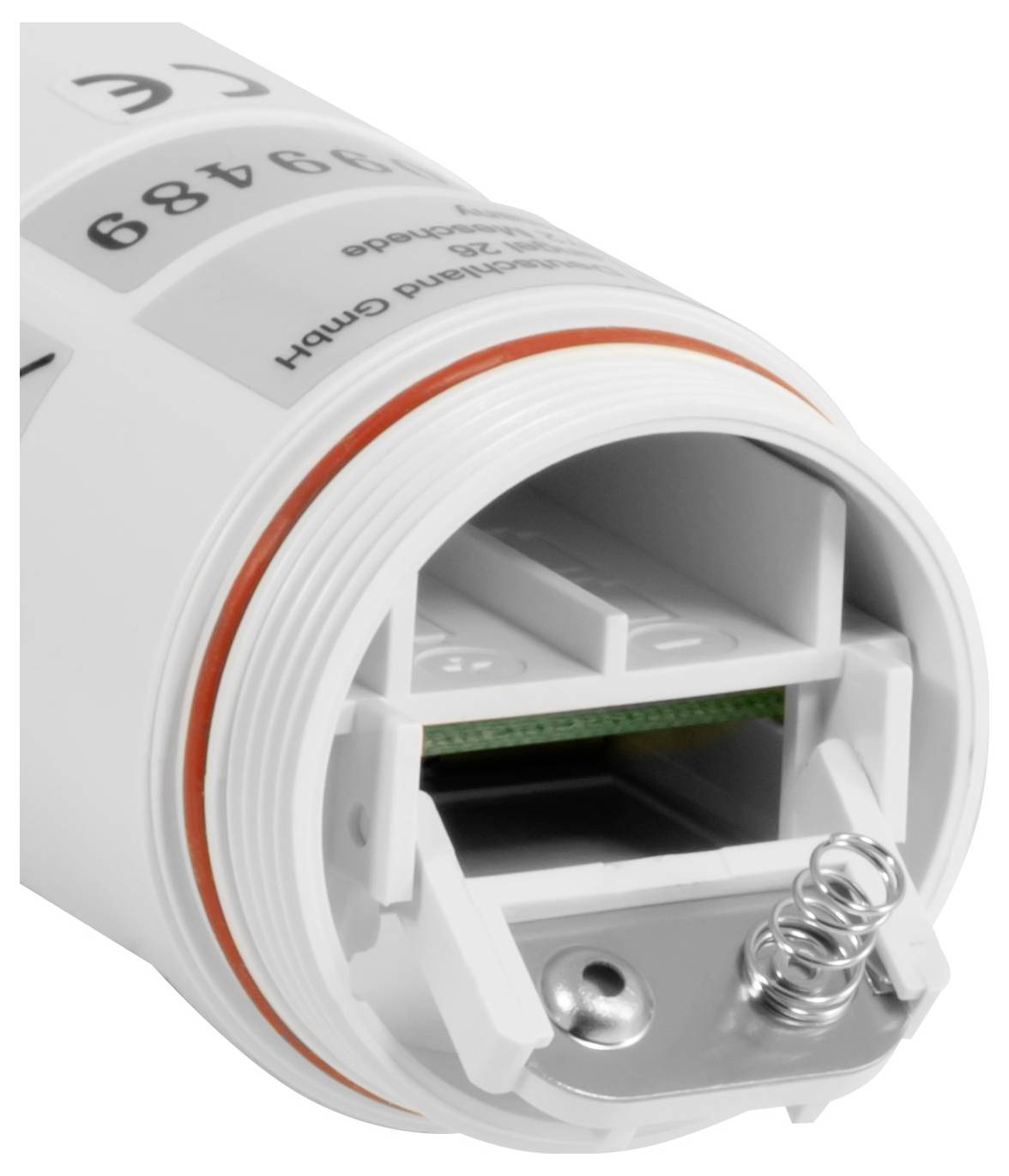 Nahaufnahme eines weißen elektronischen Sensors oder Gerätemoduls mit einem offenen Steckerport und federbelasteten Kontakten im Inneren.