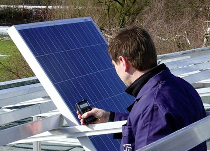 Mit Photovoltaik-Messgeräten kann die Effektivität einer PV-Anlage gemessen werden
