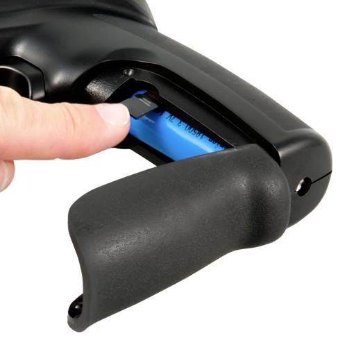 Eine Hand drückt auf eine Taste eines schwarzen, handgehaltenen Geräts, möglicherweise ein Scanner oder Werkzeug, auf hellem Hintergrund.