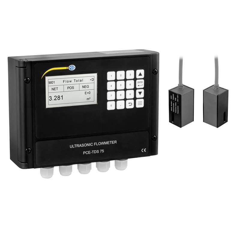 Ultraschall-Durchflussmessgerät mit digitaler Anzeige und Tastatur, dargestellt mit zwei durch Kabel verbundenen Sensorsonden.