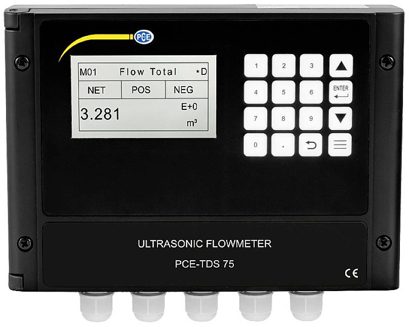 Ein Ultraschall-Durchflussmesser mit einem Display, das 'Flow Total' und einen Wert von '3.281 m³' anzeigt. Tastatur und Bildschirm sichtbar.