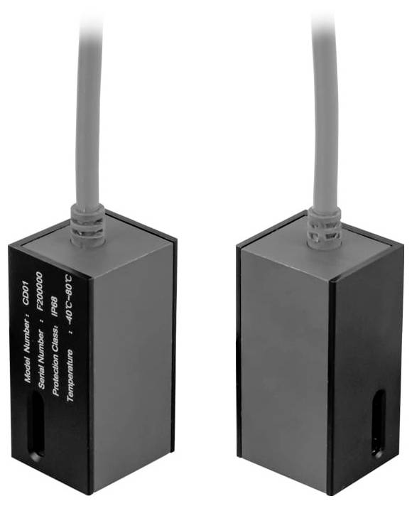 Zwei schwarze rechteckige Sensormodule mit angebrachten Kabeln, von vorne und hinten gezeigt, um ihr kompaktes Industriedesign und das seitliche Etikett zu präsentieren.