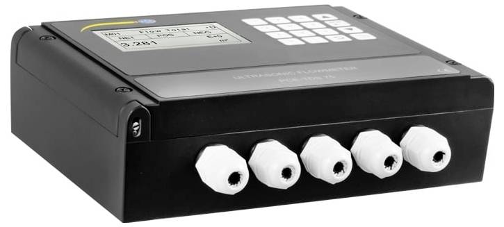 Schwarze elektronische Steuereinheit mit Display, Tastatur und fünf weißen Kabelsteckverbindern auf der Vorderseite