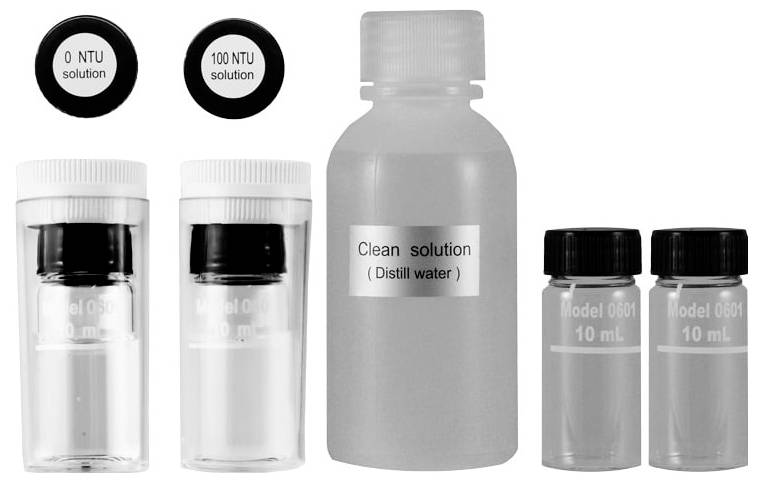Satz von Musterbehältern zur Trübungskalibrierung: 0-NTU- und 100-NTU-Fläschchen, eine Flasche mit der Aufschrift „Reinigungslösung (destilliertes Wasser)" und zwei 10-mL-Modellflaschen.