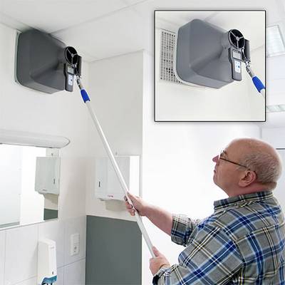 Ein Mann nutzt ein Teleskopwerkzeug, um ein Lufteinlassventil an der Decke zu reinigen. Im Hintergrund sind Badezimmerwände zu sehen.