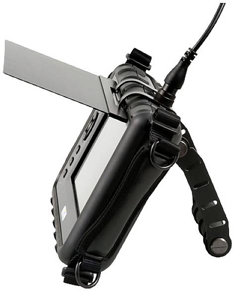 Ein robustes elektronisches Gerät mit Bildschirm, Ständer und angeschlossenem Kabel, möglicherweise für vielseitige mobile Anwendungen.