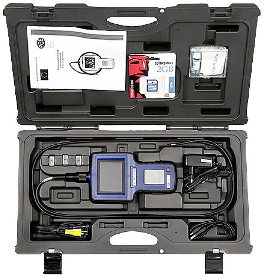 Ein Diagnosegerät-Set in einem schwarzen Koffer mit Kabeln, einem blauen Displaygerät, einer Bedienungsanleitung, einer Speicherkarte und Zubehör.