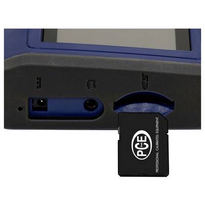 Nahaufnahme eines Seitenpanels eines Geräts mit einem USB-Anschluss, einer Kopfhörerbuchse und einer PCGE-Speicherkarte, die in einen SD-Steckplatz eingesteckt ist.