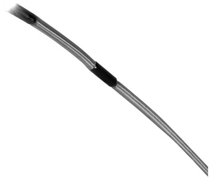 Nahaufnahme eines flexiblen geflochtenen Metallkabels mit schwarzen Schrumpfschlauchabschnitten auf weißem Hintergrund.