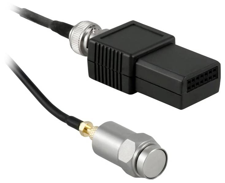 Nahaufnahme eines elektronischen Steckverbinders, der schwarze und silberne Steckerenden auf weißem Hintergrund zeigt.
