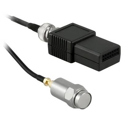 Nahaufnahme eines elektronischen Steckverbinders, der schwarze und silberne Steckerenden auf weißem Hintergrund zeigt.