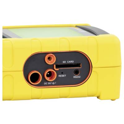 Nahaufnahme eines gelben Geräts mit einem Bedienfeld, das einen SD-Kartensteckplatz, eine Zurücksetzen-Taste, einen RS232-Anschluss und einen 9-V-Gleichstrom-Stromeingang zeigt.