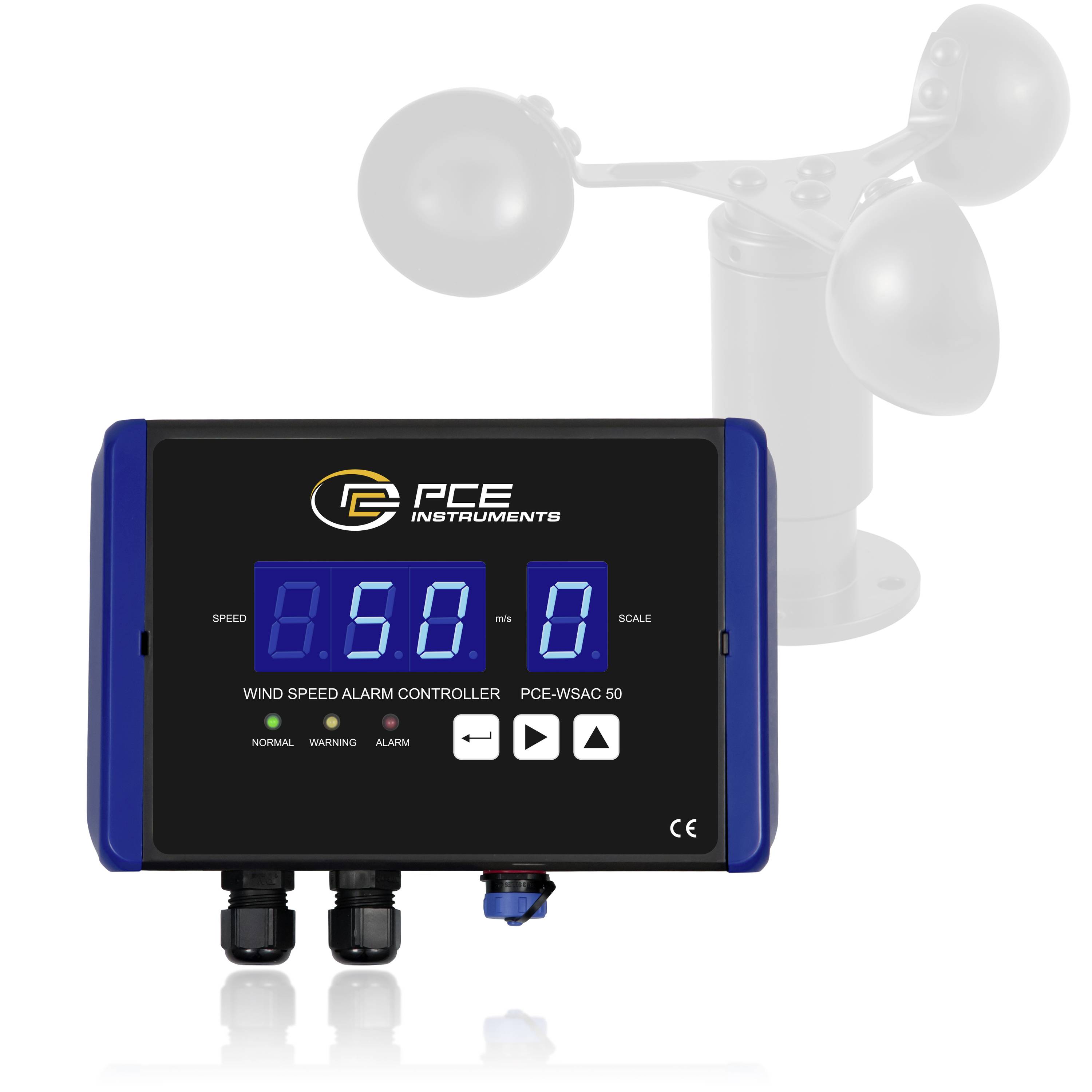 PCE Instruments Windgeschwindigkeits-Alarmregler mit digitaler Anzeige, Tasten und Kabelanschlüssen, gezeigt vor einem schwach sichtbaren Anemometer.