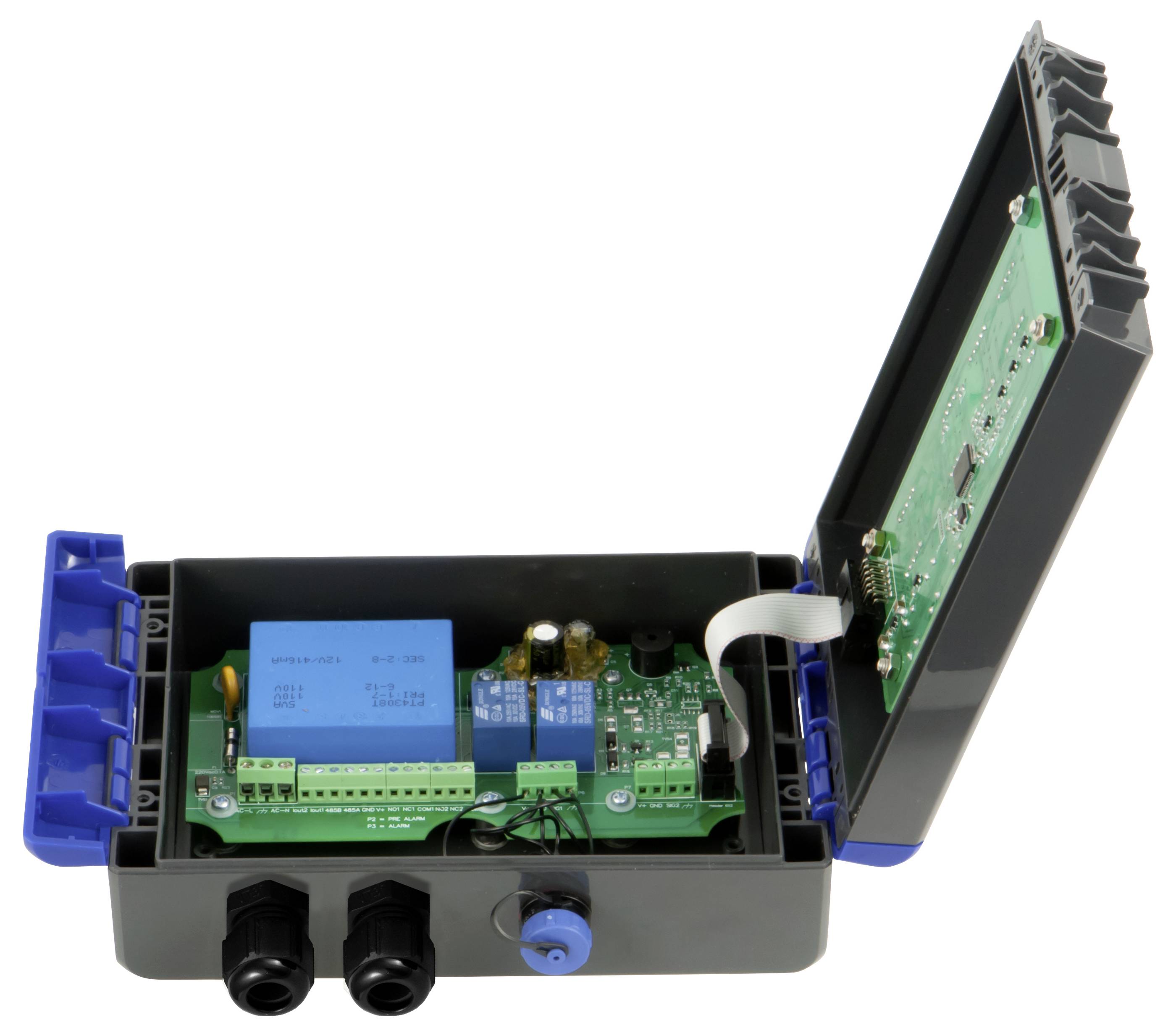 Offene elektronische Steuerkiste mit freigelegtem Schaltkreis, Steckverbindern und blauen Relais, dargestellt mit geöffnetem Deckel.